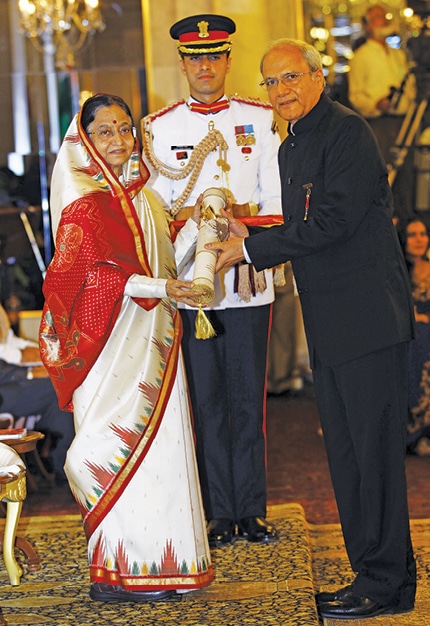 Ajai Chowdhry receiving Padma Bhushan award from former President, Pratibha D. Patil