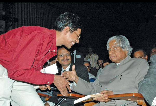 Prof. Kamakoti greeting former President, Dr APJ Abdul Kalam